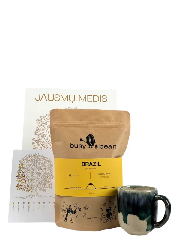 Mėlynai baltas puodukas su rankenėle, jausmų medis ir Brazil kava